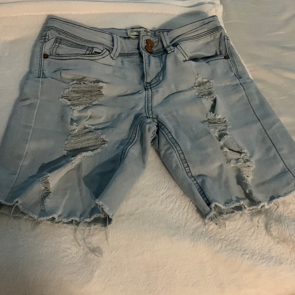 Indigo Rein Distressed Bermuda shortlight blue jeans . In good condition. Size 3